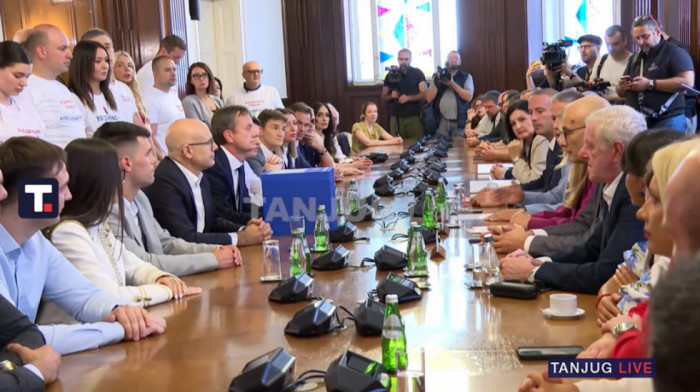 Lista "Aleksandar Vučić - Ujedinjena Srbija" predata RIK-u uz više od 225.000 potpisa
