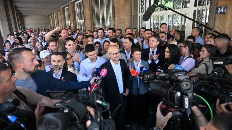 Lista "Aleksandar Vučić - Ujedinjena Srbija" predata RIK-u uz više od 225.000 potpisa