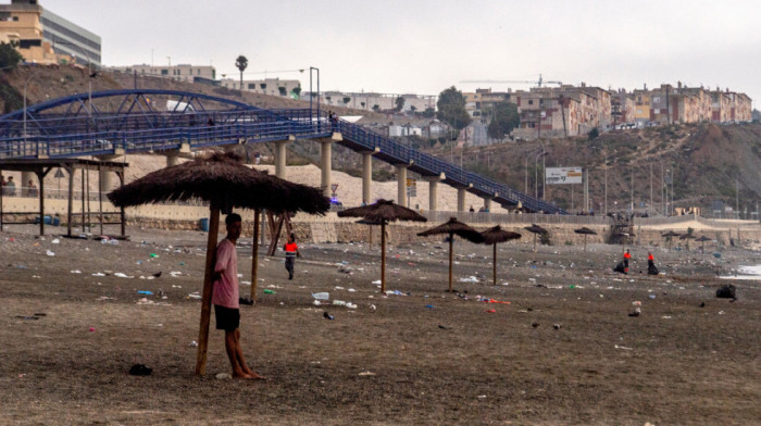 Alarmantno stanje u Seuti: Nekada rajska plaža pretvorena u divlji kamp, meštani u strahu od migranata