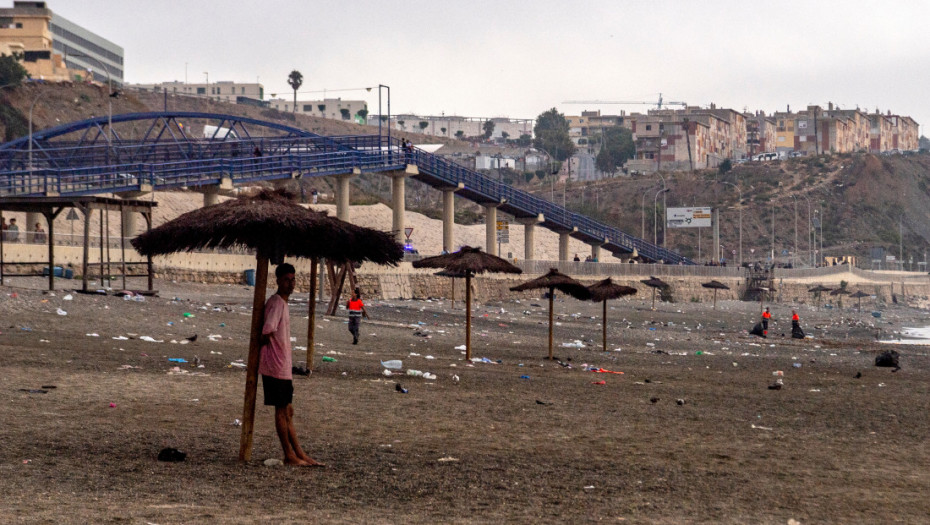 Alarmantno stanje u Seuti: Nekada rajska plaža pretvorena u divlji kamp, meštani u strahu od migranata