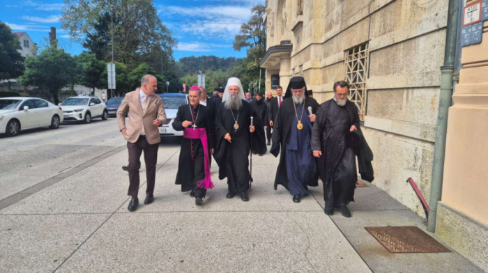 Patrijarh Porfirije nakon liturgije prošetao centrom Ljubljane, razgovarao s građanima