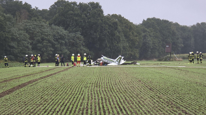 Tragedija u Nemačkoj: Mali avion srušio se u njivu, troje poginulih