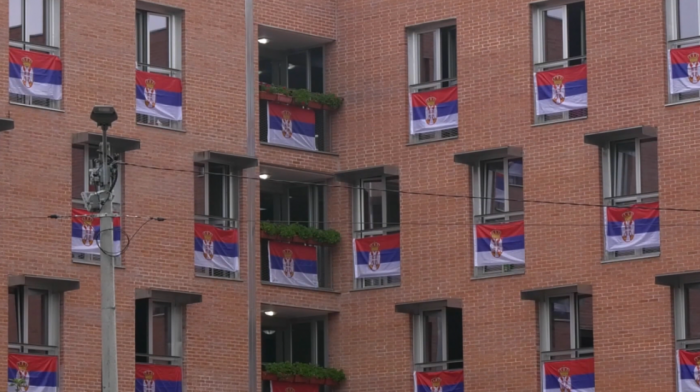 U Čačku Dom učenika srednjih škola okićen srpskim zastavama