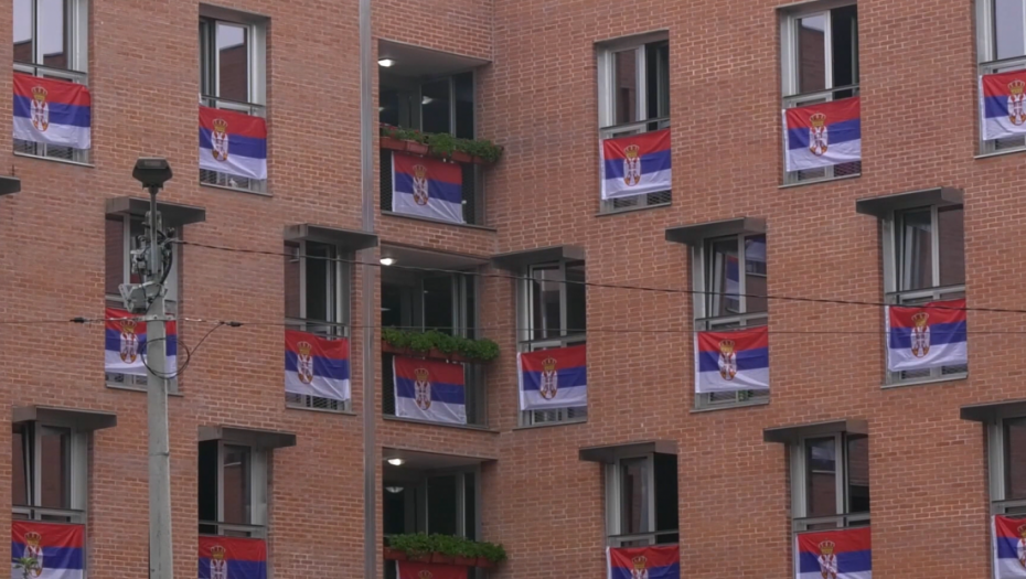 U Čačku Dom učenika srednjih škola okićen srpskim zastavama