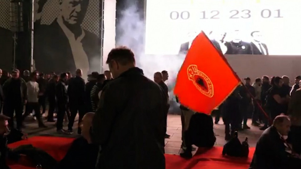 Priština pred presudu Tačiju i Veseljiju: Pristalice tzv. OVK okupile na trgovima na KiM (VIDEO, FOTO)