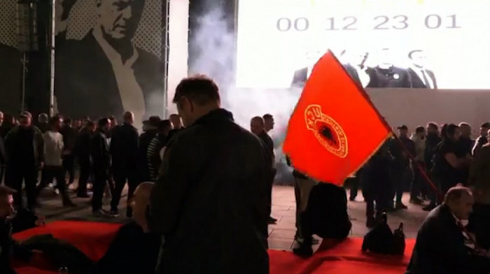 Priština pred presudu Tačiju i Veseljiju: Pristalice tzv. OVK okupile na trgovima na KiM (VIDEO, FOTO)