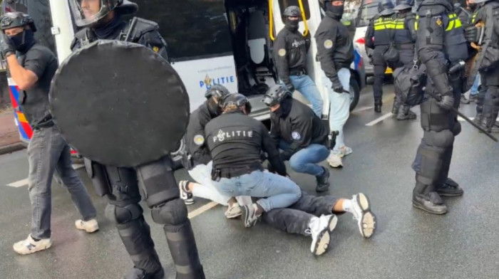 Reakcija holandske policije na nerede pristalica tzv. OVK: Hapšenja, vodeni topovi, policijski psi protiv demonstranata