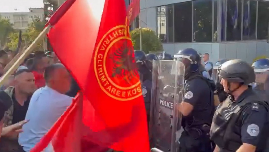 Haos u Prištini posle presude Tačiju i ostalima: Demonstranti razbili prozore na zgradi vlade privremenih institucija