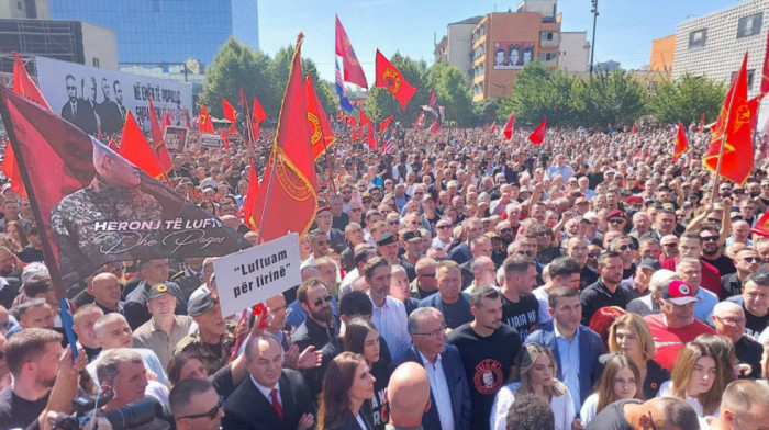 Okupljanje Albanaca u evropskim gradovima: U Cirihu demonstranti isticali zastave Albanije i OVK