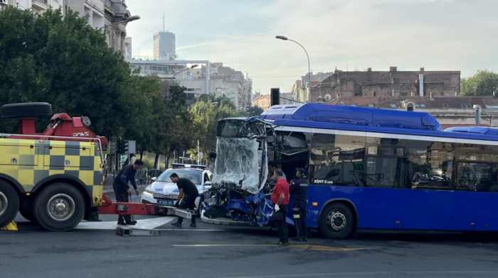 Nesreća na Zelenom vencu: Autobus udario u taksi vozila, pet osoba povređeno