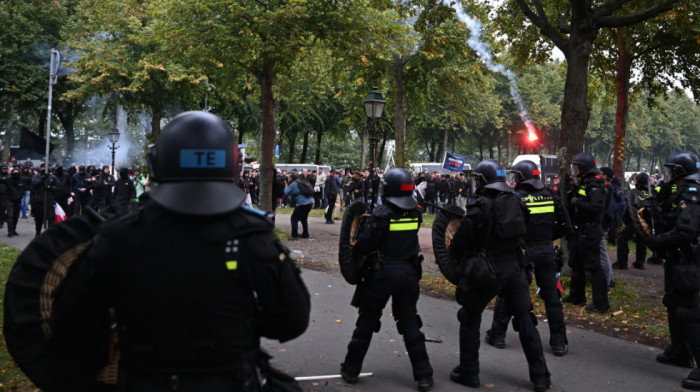 Policija intervenisala na protestu u Hagu: Demonstracije postale nasilne, na ulicama vozila sa vodenim topovima