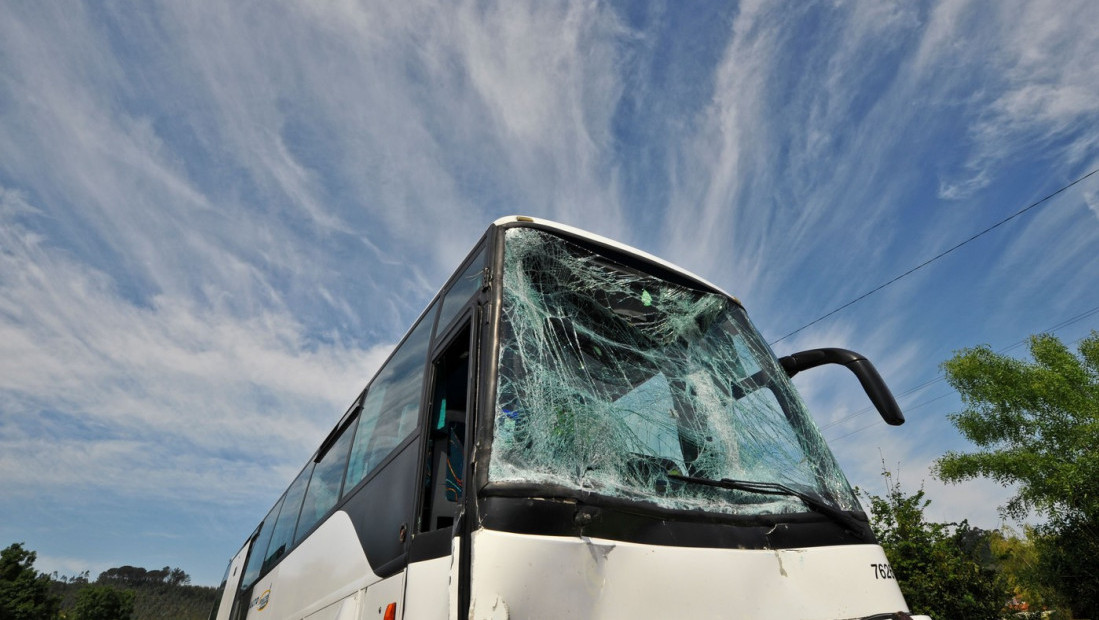 Incident kod Vitine: Kamenovan autobus iz Brezovice pun putnika