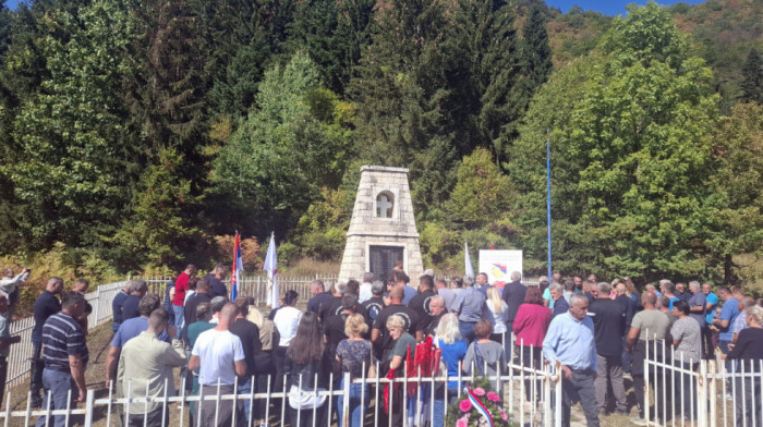 Parastos na Papratnoj njivi kod Foče: Sećanje na 42 srpska borca i civila stradala 1992. godine