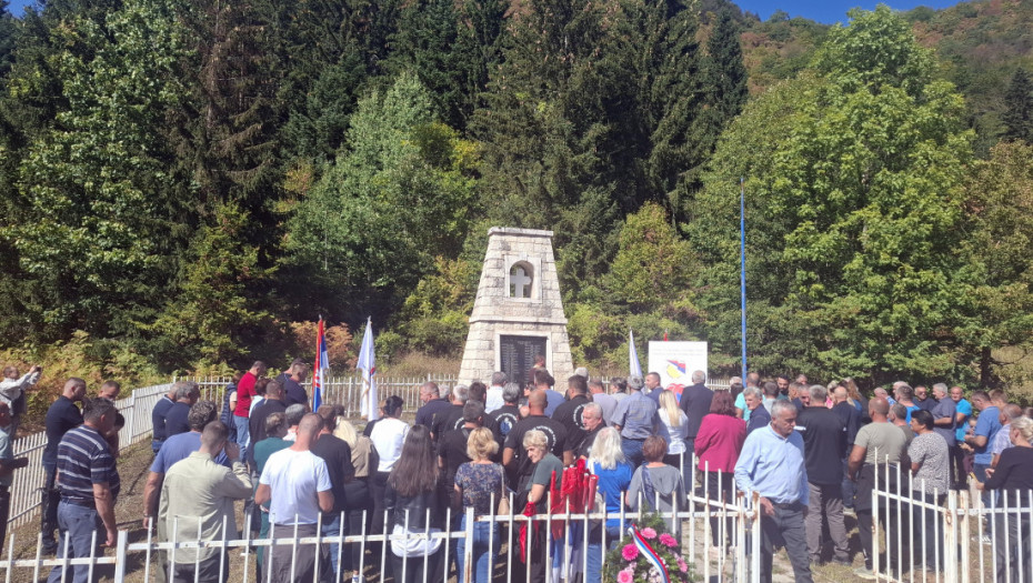 Parastos na Papratnoj njivi kod Foče: Sećanje na 42 srpska borca i civila stradala 1992. godine