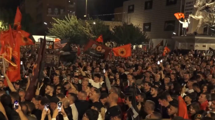 Peta noć protesta u Prištini: Demonstranti nosili transparente i zastavu sa amblemom tzv. OVK