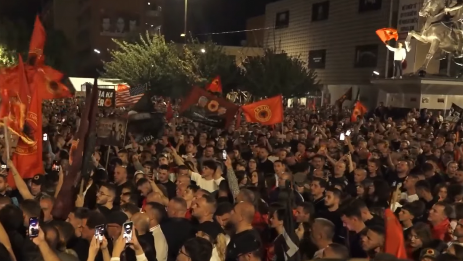 Peta noć protesta u Prištini: Demonstranti nosili transparente i zastavu sa amblemom tzv. OVK