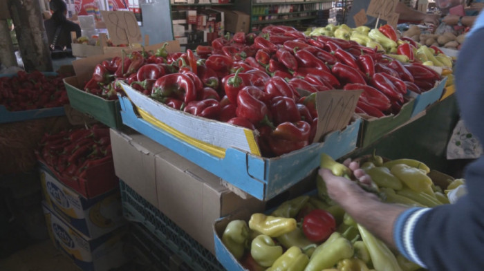 Bogat izbor povrća donosi niže cene nego prošle godine, ali i večito pitanje: Kupovni ili domaći ajvar?