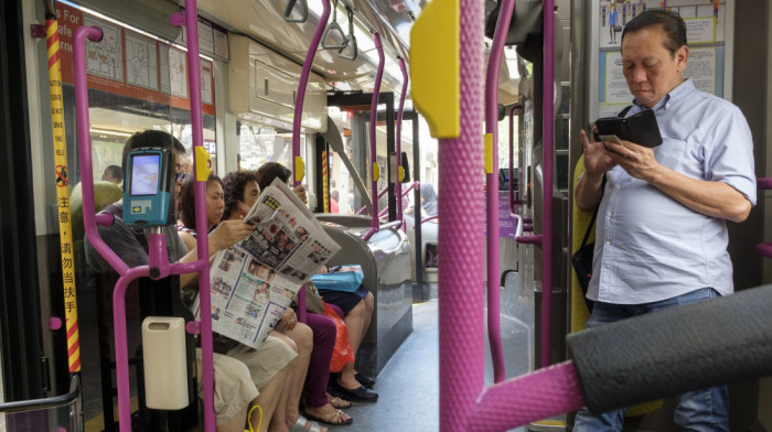 Noge na sedištima i glasna muzika više nisu bezazleni: Singapur zavodi red u autobusima, kazne do više stotina evra