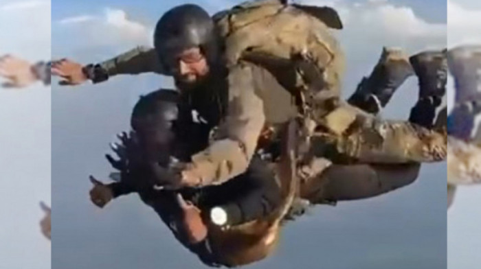 Istorijski podvig indijske vojske: Borbeni pas prvi put skočio padobranom iz aviona (VIDEO)