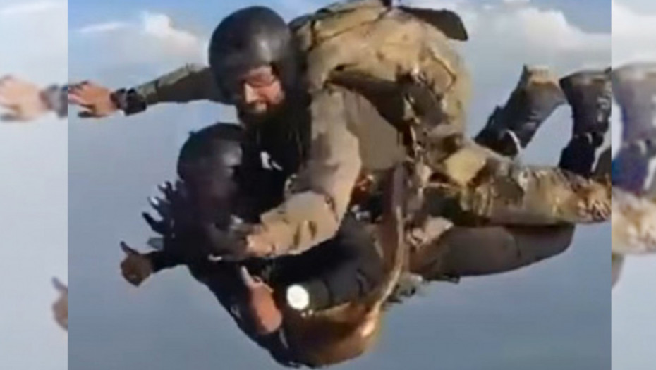 Istorijski podvig indijske vojske: Borbeni pas prvi put skočio padobranom iz aviona (VIDEO)