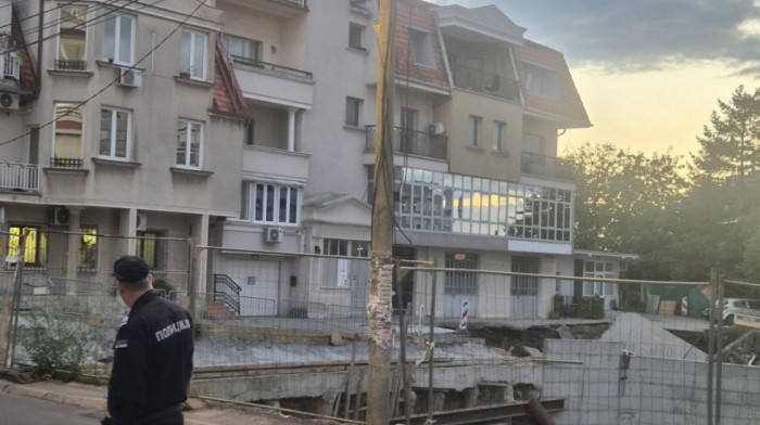 Prve fotografije sa lica mesta: Automobil upao u rupu u Beogradu, evakuisani stanari susedne zgrade