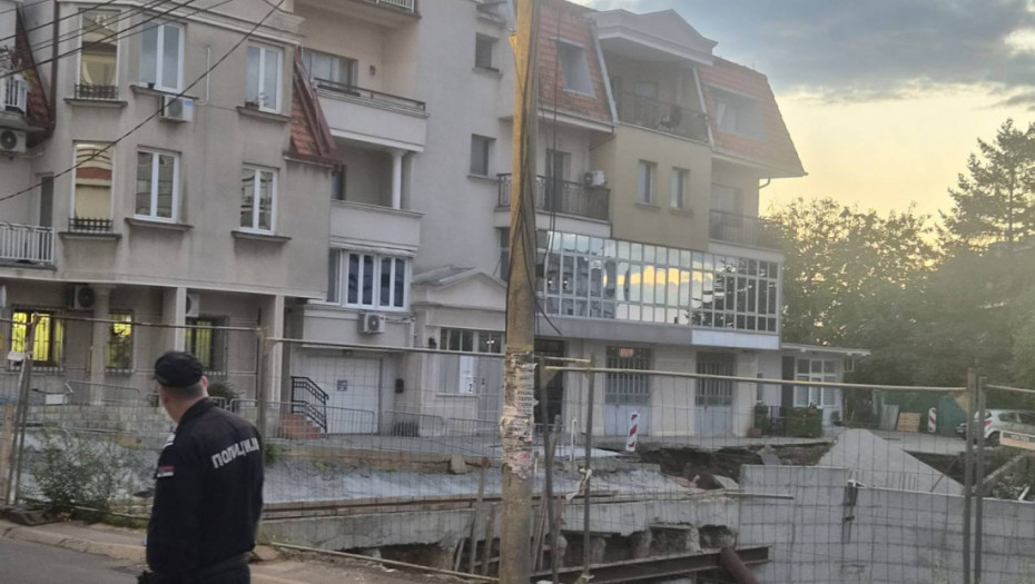Prve fotografije sa lica mesta: Automobil upao u rupu u Beogradu, evakuisani stanari susedne zgrade