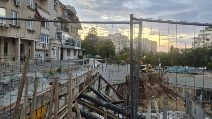 Urušavanje potpornog zida u Vojvode Vlahovića: Gradilište zatvoreno, bageri nasipaju zemlju