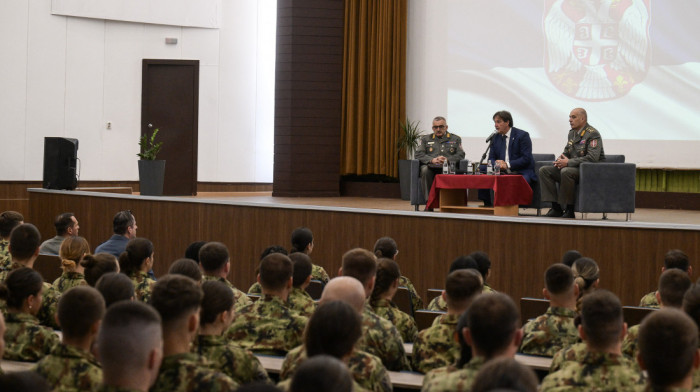Gašić razgovarao sa kadetima Vojne akademije i VMA o razvoju vojnog obrazovanja