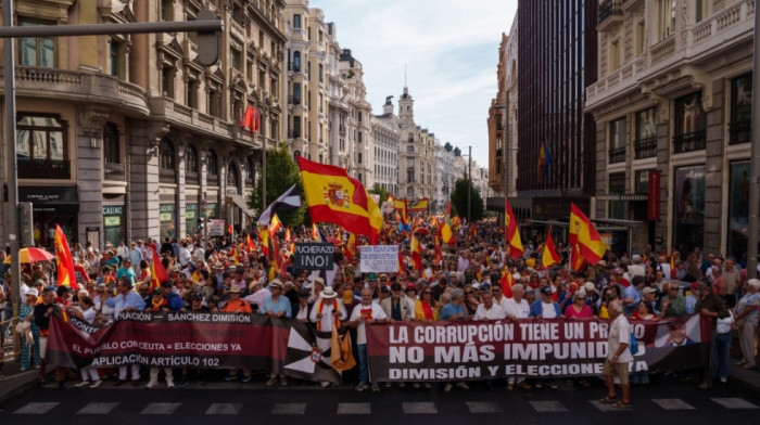 Više hiljada ljudi na protestu u Madridu: Traže prevremene izbore i kritikuju Sančezovu vladu