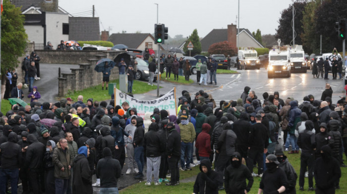 Haos u Severnoj Irskoj: Oko 2.000 demonstranata blokiralo put protestantske parade "Orange order"