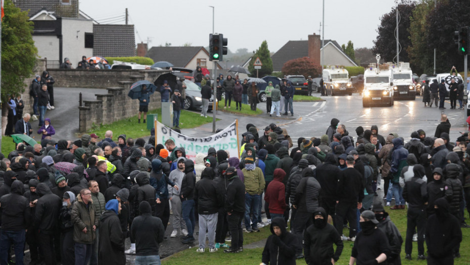 Haos u Severnoj Irskoj: Oko 2.000 demonstranata blokiralo put protestantske parade "Orange order"