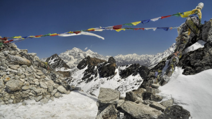 Najmanje 10 nepalskih alpinista nestalo nakon lavine u kampu na Himalajima