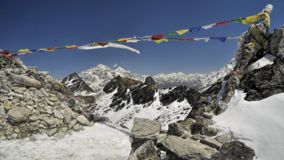 Najmanje 10 nepalskih alpinista nestalo nakon lavine u kampu na Himalajima