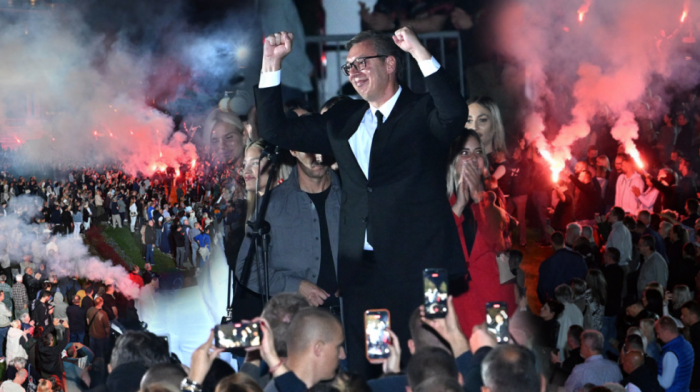 Vučić se obratio okupljenima kod Predsedništva: Hvala vam hrabri ljudi Srbije koji ste rekli "ne damo svoju otadžbinu"