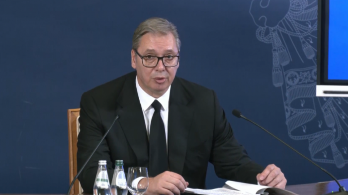 Vučić se obraća građanima: Danas je dan kada podnosim ostavku na funkciji predsednika Srbije