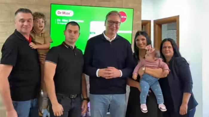Vučić u Požarevcu sa porodicom koja je uzela kredit za mlade, razgovarao sa građanima