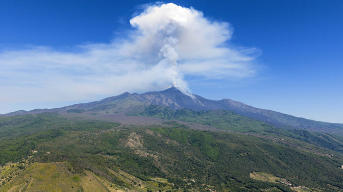 Etna ponovo blokirala aerodrom na Siciliji: Aerodrom u Kataniji zatvoren, letovi obustavljeni