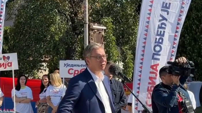 Vučić građanima Šimanovaca: Uradićemo put Kupinovo-Brestač, dom kulture i kanalizaciju