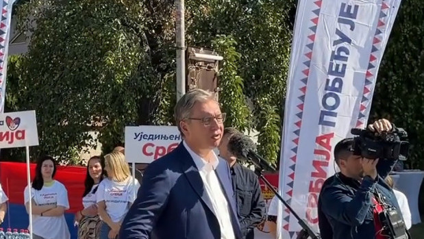 Vučić građanima Šimanovaca: Uradićemo put Kupinovo-Brestač, dom kulture i kanalizaciju