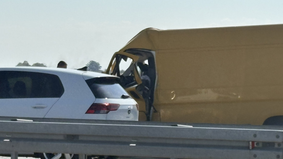 Haos na autoputu ka Batrovcima: Lančani sudar deset vozila, kamioni i automobili potpuno smrskani - troje povređeno