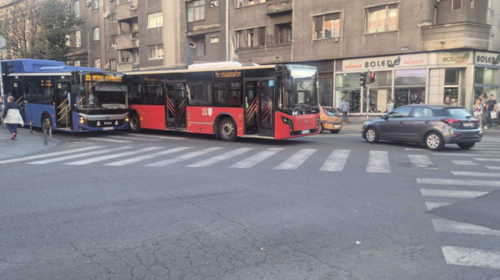 Sudar dva autobusa u centru Beograda: Vozila i dalje na kolovozu, otežan saobraćaj kod Doma omladine (FOTO)