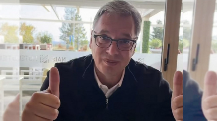 "Baš ovako kako je i Tramp pokazao": Vučić objavio fotografiju s prijema kod američkog predsednika