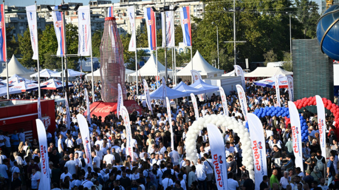 Veliki broj građana pristiže na skup liste "Ujedinjena Srbija" u Beogradskoj areni