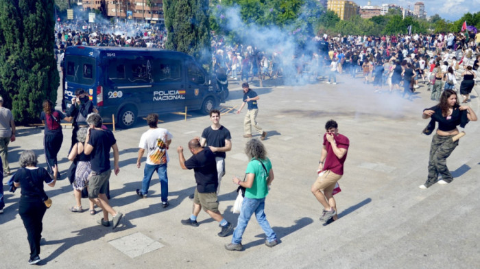 Protesti i neredi zbog stambene krize u Valensiji: Mladi kampuju na trgu, u sukobima povređeno devet policajaca