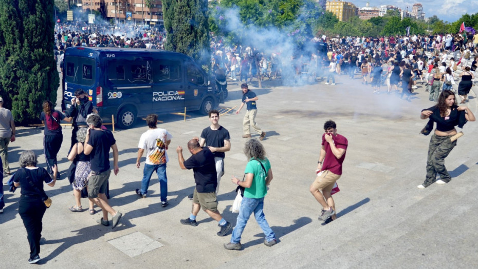 Protesti i neredi zbog stambene krize u Valensiji: Mladi kampuju na trgu, u sukobima povređeno devet policajaca