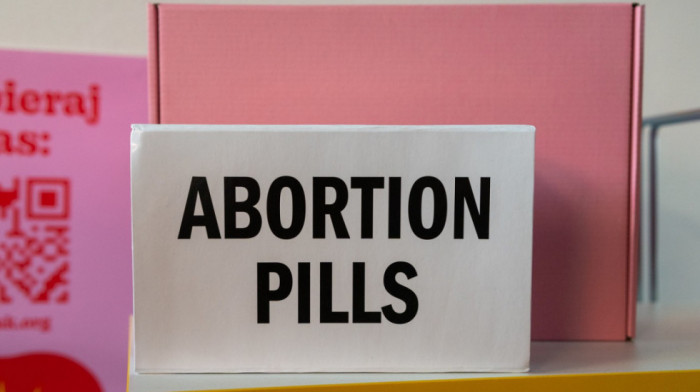 "AbortOmat" u centru Varšave: Aktivisti otvorili roze paketomat za pilule za abortus