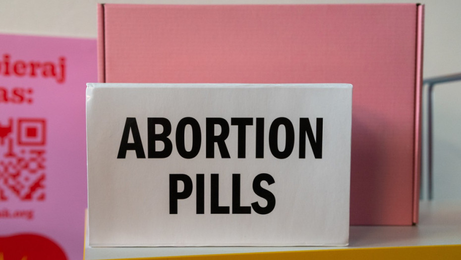 "AbortOmat" u centru Varšave: Aktivisti otvorili roze paketomat za pilule za abortus