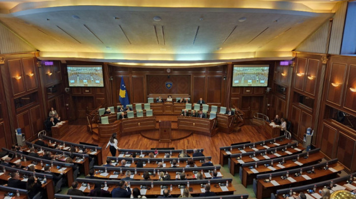 Skupština u Prištini o izmenama zakona o Specijalnom sudu, protest ispred parlamenta