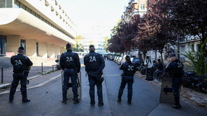 Drama u pariskoj školi: Podmetnut požar, 100 učenika evakuisano, vatrogasce napali pirotehnikom
