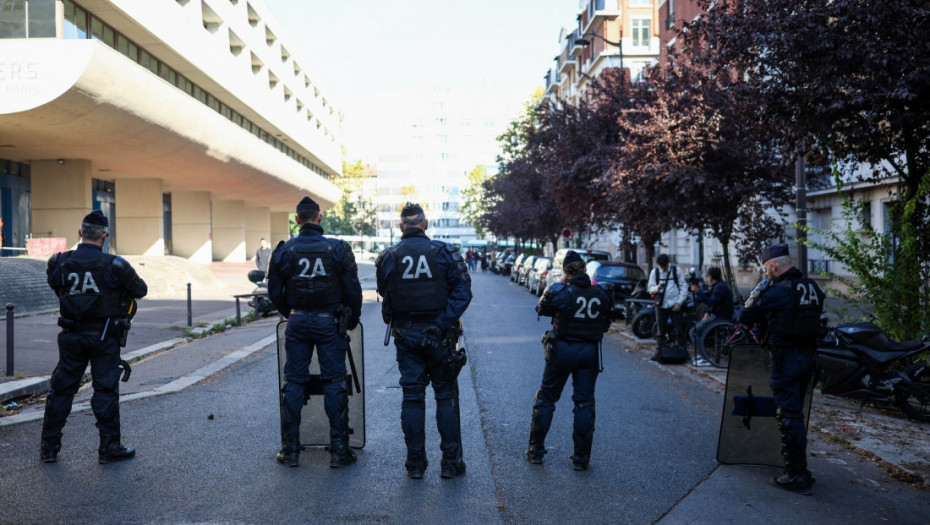 Drama u pariskoj školi: Podmetnut požar, 100 učenika evakuisano, vatrogasce napali pirotehnikom
